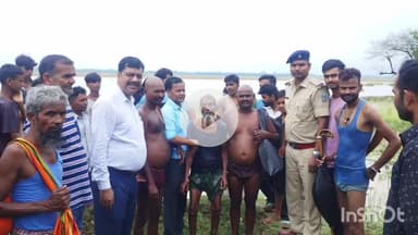 मोहम्मदगंज: ग्राम कलुवा के पास कोयल नदी में जलस्तर बढ़ने से एक व्यक्ति पानी में फंसा