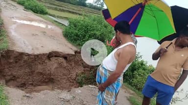 चान्हो: चान्हो में दो दिनों से लगातार बारिश के कारण कई गांवों में सड़कें टूटीं