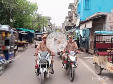 बरेली: बारादरी थाना प्रभारी ने आगामी त्योहारों को देखते हुए क्षेत्र के विभिन्न इलाकों में किया पैदल गश्त