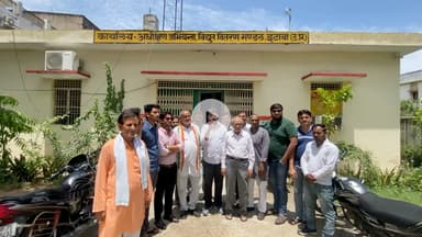 शहर में बिजली की समस्या को लेकर शहर कांग्रेस कमेटी इटावा ने अधीक्षण अभियन्ता विद्युत विरतण खण्ड इटावा 
मुलाकात कर समस्या का निदान करने की मांग की
मांग के प्रमुख विंदु