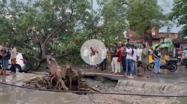 कानपुर: कानपुर में उमस भरी गर्मी के बाद हुई भीषण बारिश से धंसी वीआईपी सड़क