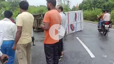 हज़ारीबाग: एनएच-522 अरघवा पुल के पास सड़क दुर्घटना, प्रचार वाहन पलटा, चालक चोटिल