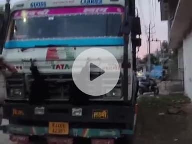 निवाई: पुलिस ने झिलाय रोड स्थित स्वामी विवेकानंद मॉडल स्कूल के पास से अवैध चैजा पत्थरों से भरा डंपर किया ज़ब्त, चालक गिरफ्तार