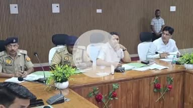 झांसी: जिलाधिकारी ने कलेक्ट्रेट सभागार में अभियोजन कार्यों की समीक्षा की, कहा- किसी भी दशा में अपराधी सजा से बचने ना पाए