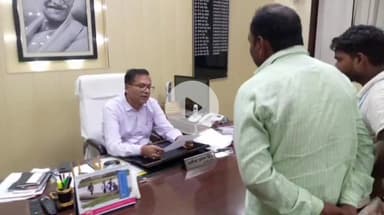 शाहजहांपुर: डीएम ने अपने कार्यालय में जनता दर्शन के दौरान मौजूद फरियादियों की फरियाद को सुना