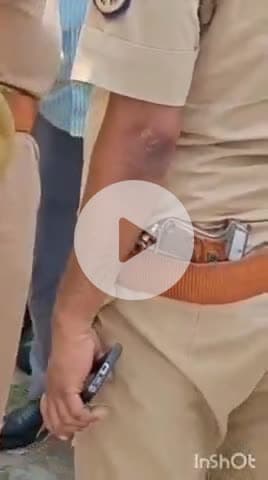 पलिया: पलिया थाना क्षेत्र में पिस्टल कमर में ठूंसकर चला पुलिस वाला, वीडियो हुआ वायरल, कानून का रखवाला या खतरे का सामान?