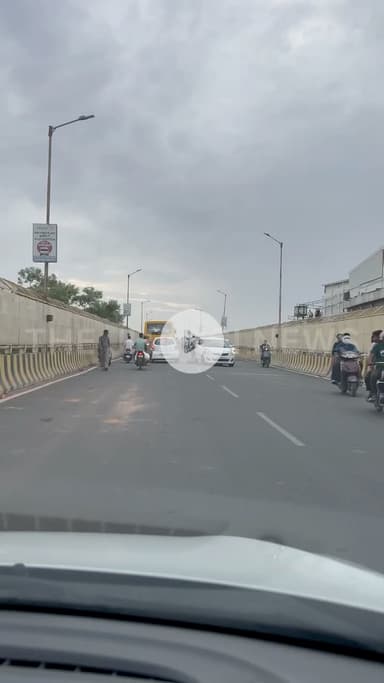झाँसी: सीपरी बाज़ार फ्लाई ओवर पर हुआ भीषण एक्सीडेंट कार और स्कूटी में जोड़दार भिड़ंत । #झाँसी  #jhansi #jhansicity #accident  #trafficpolicejhansi