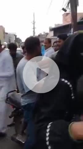 शाहजहांपुर: कांग्रेस नेता राहुल गांधी के जन्मदिन पर कांग्रेस पदाधिकारियों ने चरखंबा के पास शरबत वितरित किया