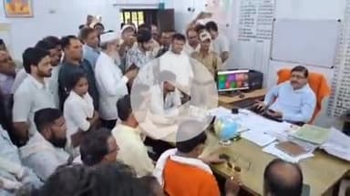 झांसी: झांसी में कांग्रेसियों ने शहर की बदहाल विद्युत व्यवस्था को लेकर मुख्य विद्युत अभियंता का किया घेराव