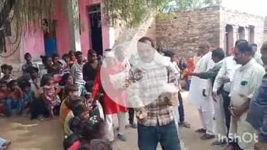 श्योपुर: कांग्रेसियों ने आदिवासी बस्ती में फल बांटे, कांग्रेस के पूर्व अध्यक्ष राहुल गांधी का जन्मदिन मनाया