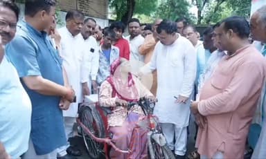 ग्वालियर गिर्द: रेस कोर्स रोड स्थित बंगले पर ऊर्जा मंत्री प्रद्युमन सिंह तोमर ने लोगों से की मुलाकात