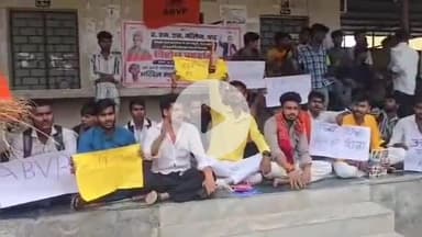 बाढ़: एएनएस कॉलेज के प्रथम वर्ष के छात्रों का कॉलेज प्रबंधन के खिलाफ प्रदर्शन