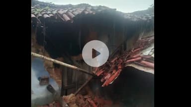 लोहरदगा: सेरेंगहातु में बारिश से घर ढहा, परिवार के सामने रहने की समस्या, महिला ने प्रशासन से लगाई गुहार