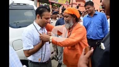 सुल्तानगंज: अजगैबीनाथ मंदिर के महंत ने डीएम को रूद्राक्ष भेंट किया, पेयजल सुविधा पर ज़ोर दिया