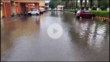 इटावा: सदर इलाके के जिला अस्पताल में मूसलाधार बारिश के चलते अस्पताल परिसर में पानी भर गया