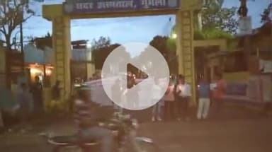 गुमला: 6 सूत्री मांगों को लेकर एंबुलेंस कर्मी संघ का कैंडल मार्च, समाहरणालय के सामने धरना प्रदर्शन