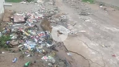 गुमला: दो दिनों की लगातार बारिश के बाद खड़िया पाड़ा मोहल्ले का जनजीवन हुआ अस्त-व्यस्त, गंदगी का लगा अंबार #jansamasya