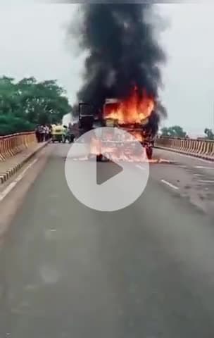 घाटमपुर: शंभुआ पुल पर डंपर और बाइक की टक्कर के बाद दोनों वाहन आग के गोले में तब्दील