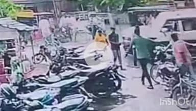 जमुई: महिसौडी स्थित डॉक्टर नीरज साह के क्लीनिक के पास तेज रफ्तार ट्रैक्टर ने साइकिल सवार बच्चे को घसीटा, सीसीटीवी आया सामने