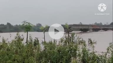 अडकी: मूसलाधार बारिश से करकरी नदी के निर्माणाधीन सोनपुर पुल में फंसे 6 मजदूर