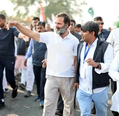 देश के लोगों की बात रखने वाले! सच का साथ देने वाले! तानाशाही से आंख में आंख डाल कर बात करने वाले! हमारे नेता श्री RahulGandhi जी को जन्मदिन की ढेरों शुभकामनाएं💐🎂

#HappyBirthdayRahulGandhi