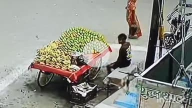 बागपत: बागपत में राष्ट्रीय वंदना चौक पर फल विक्रेता के गल्ले से चोर ने 700 रुपए किए चोरी, घटना सीसीटीवी में कैद