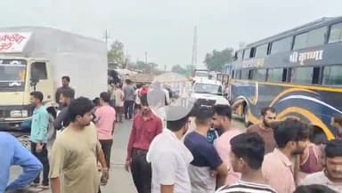 उरई: उरई जालौन मुख्य मार्ग पर लोगों ने लगाया जाम, कुकर गांव में विद्युत सप्लाई न आने से लोग हुए परेशान