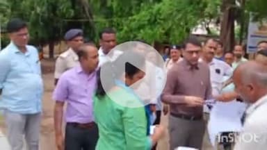 आरा: जिलाधिकारी ने आरा प्रखंड सह अंचल कार्यालय का किया औचक निरीक्षण