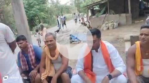 #सीए अनुज कुमार जी बछौता पंचायत में उपहार स्वरूप श्री राम फोटो भेंट करते हुए छाता पानी का बोतल वितरण किया@सीए अनुजक
