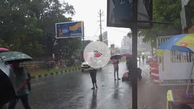 राँची लगातार बारिश से व्यपार हुआ ठप राँची के मैन रोड का नज़ारा