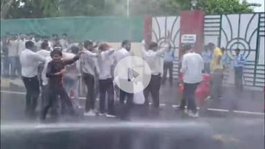 सागर नगर: डॉ. हरिसिंह गौर विवि के दीक्षांत समारोह से पूर्व NSUI ने कुलपति भवन के सामने किया प्रदर्शन, पुलिस ने चलाया वाटर कैनन