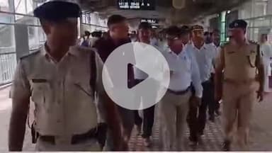कानपुर: डीआरएम रजनीश अग्रवाल ने कानपुर सेंट्रल रेलवे स्टेशन का किया निरीक्षण