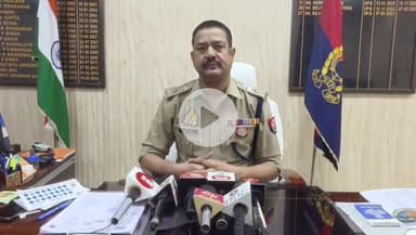 मंझनपुर: एसपी ने मंझनपुर कार्यालय में बताया- पति-पत्नी के बीच टेलीफोनिक विवाद के बाद पत्नी ने बेटी के साथ ज़हर खाकर दे दी जान