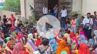 फिरोज़ाबाद: पचवान कॉलोनी में बिजली कटौती से परेशान लोगों ने मथुरा नगर स्थित बिजली घर पर महिलाओं ने जमकर किया धरना प्रदर्शन