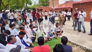 उरई: उरई के एसपी कार्यालय में अपना दल एस के कार्यकर्ताओं ने पुलिस प्रशासन को तानाशाह बताते हुए लगाए मुर्दाबाद के नारे