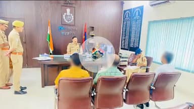 शाहजहांपुर: पुलिस अधीक्षक राजेश द्विवेदी ने अपने कार्यालय में फरियादियों की समस्याएं सुनीं, निस्तारण के लिए दिए निर्देश