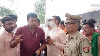 नौगावां सादात: गांव दौलतपुर में घर में घुसकर मारपीट व आग लगाने के मामले में बजरंग दल के पदाधिकारी ने नौगांवा थाने पर किया हंगामा