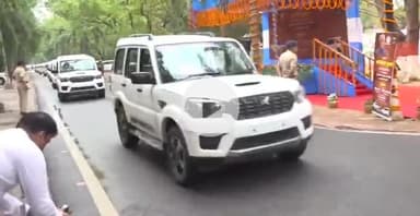 पटना ग्रामीण: मुख्यमंत्री आवास परिसर से CM नीतीश कुमार ने 520 चार पहिया और 98 दोपहिया वाहनों को किया रवाना