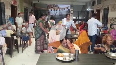 सहजनवा: गोरखपुर वृद्धा आश्रम में वृद्ध जनो के बीच भोजन कराते हुए अपने मित्रों के साथ।।
