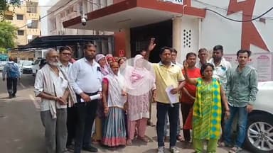 कानपुर: बुरा के हरदेव नगर में तालाब पर अवैध कब्जे को लेकर लोगों ने किया हंगामा, डीएम कार्यालय में किया प्रदर्शन