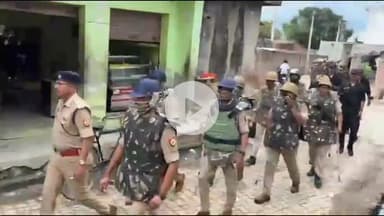 नौगावां सादात: नौगांवा थाना पुलिस ने शहर और ग्रामीण इलाकों में कावड़ यात्रा व मोहर्रम को लेकर किया फ्लैग मार्च