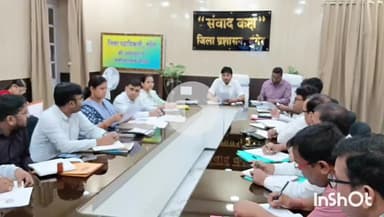 मुंगेर: जिलाधिकारी अरविंद कुमार वर्मा की अध्यक्षता में जिला स्तरीय राजस्व कार्यों की समीक्षा बैठक हुई