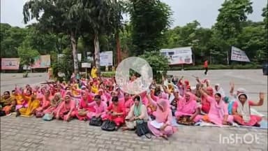 बागपत: महिला आंगनवाड़ी कार्यकर्ताओं ने विभिन्न मांगों को लेकर कलेक्टर पर किया धरना प्रदर्शन, DM से की शिकायत