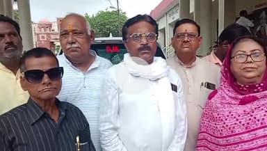 महारानी लक्ष्मी बाई जी के समय में स्थापित लक्ष्मी माता के मन्दिर की दीवार टूटने एवं नींव दरकने लगी हैं।