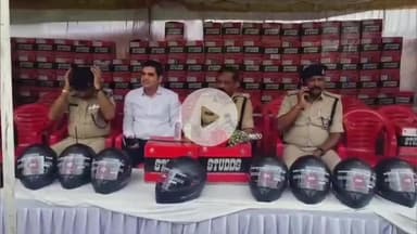बिचौली हप्सी: इंदौर पुलिस ने वाहन चालकों को मुफ्त हेलमेट दिए, नियमों का पालन करने की शपथ दिलाई