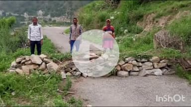 बर्नीगाड़: ग्रामीणों ने प्रतिकर नहीं मिलने पर सिमलसारी-गैर-मुंगरसंती मोटर मार्ग पर पत्थरों की दीवार लगाकर सड़क बंद कर दी