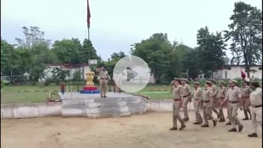 अमरोहा: अमरोहा के एसपी ने पुलिस लाइन का किया निरीक्षण, टोलीवार करवाई ड्रिल और दिए निर्देश