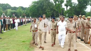 रामपुर: शुक्रवार को पुलिस लाइन में पुलिस अधीक्षक विद्यासागर मिश्र ने परेड की सलामी लेकर निरीक्षण किया और आवश्यक निर्देश दिए