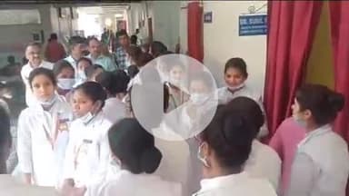 गुमला: सदर अस्पताल में मरीज के परिजनों द्वारा मारपीट को लेकर प्रशिक्षु नर्सों ने डीएस से की शिकायत