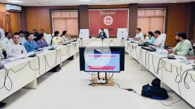 खरगौन: स्वास्थ्य विभाग की राज्य स्तरीय टीम ने जिला अस्पताल, CHC व उप स्वास्थ्य केंद्र का लिया जायजा; अधिकारियों के साथ की बैठक